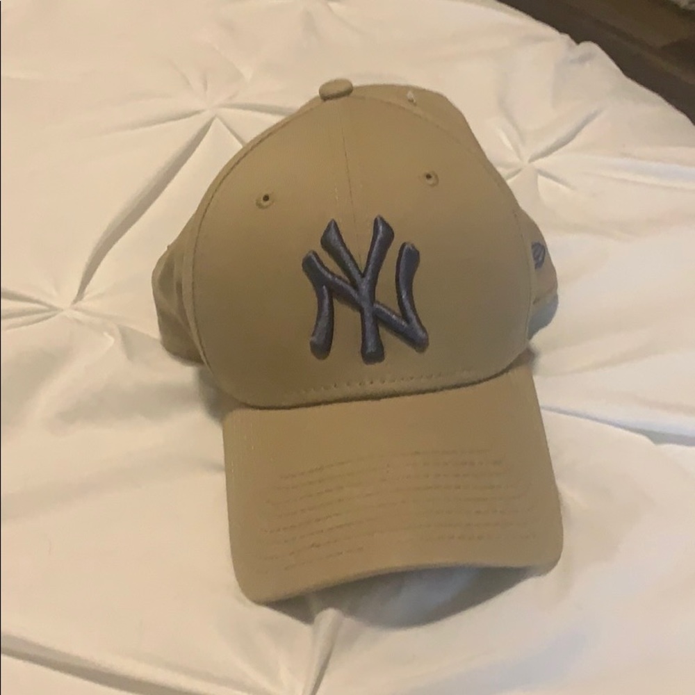 Tan/light brown yankees hat